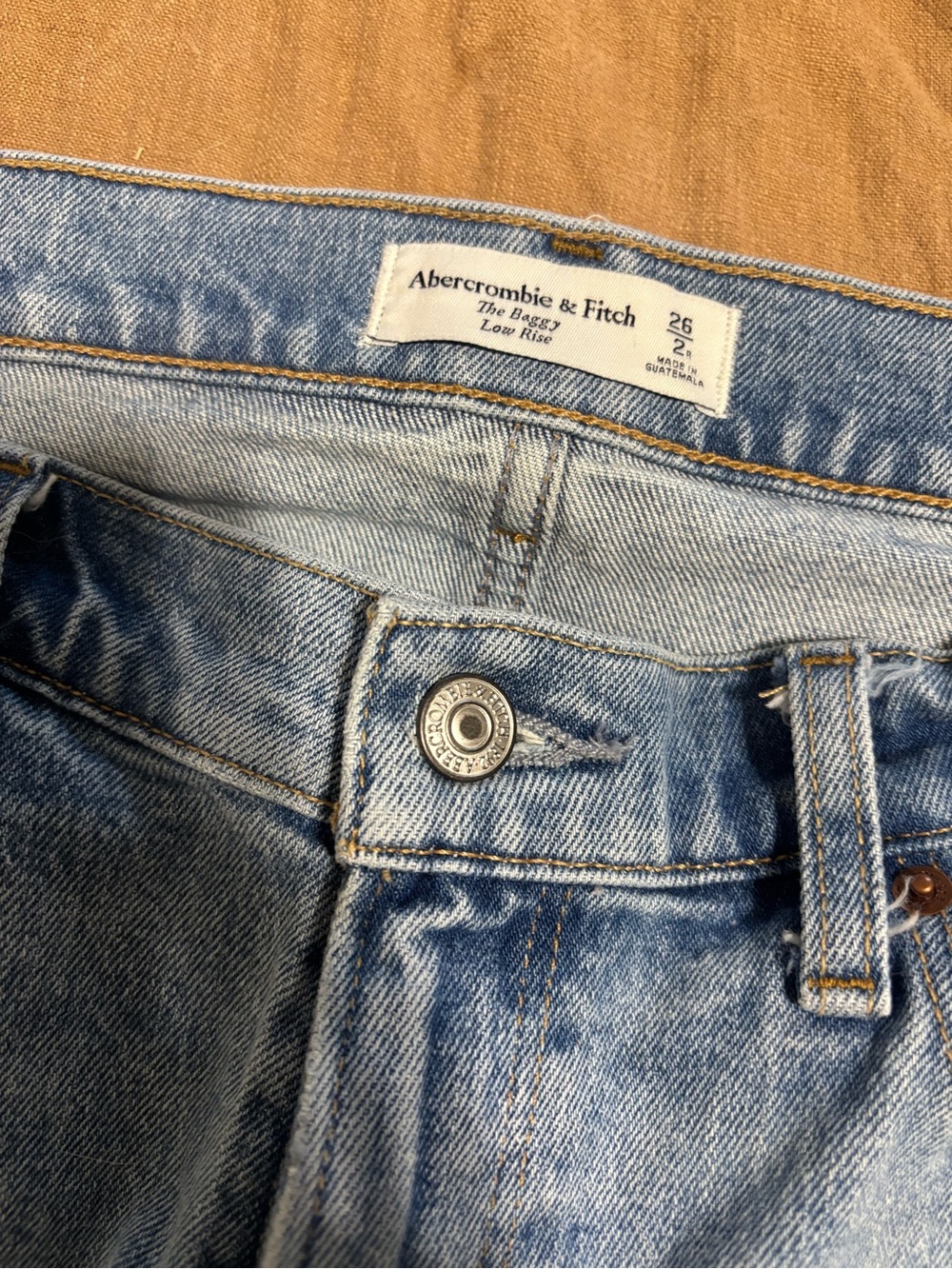 Abercrombie & Fitch The Baggy Low Rise light wash raw hem regular - Picture 3 of 4